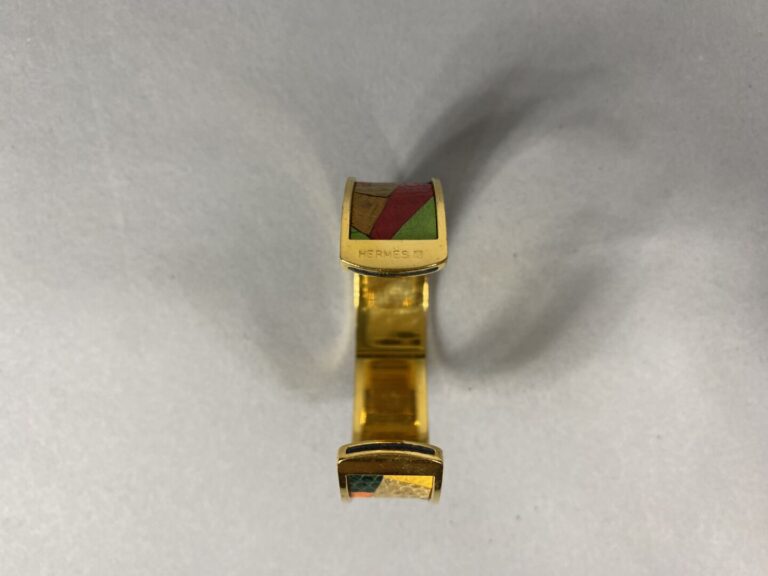 HERMÈS Paris - Bracelet jonc rigide en métal doré gainé de cuir grainé multicol…
