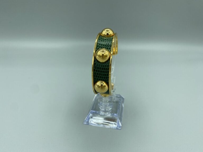 HERMÈS Paris - Bracelet jonc rigide en métal doré gainé de cuir grainé vert à m…