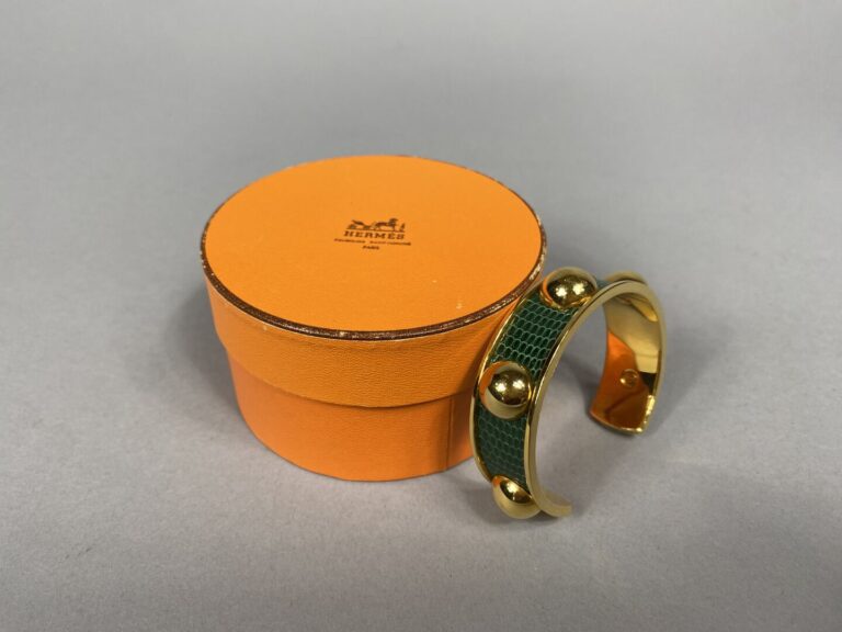 HERMÈS Paris - Bracelet jonc rigide en métal doré gainé de cuir grainé vert à m…