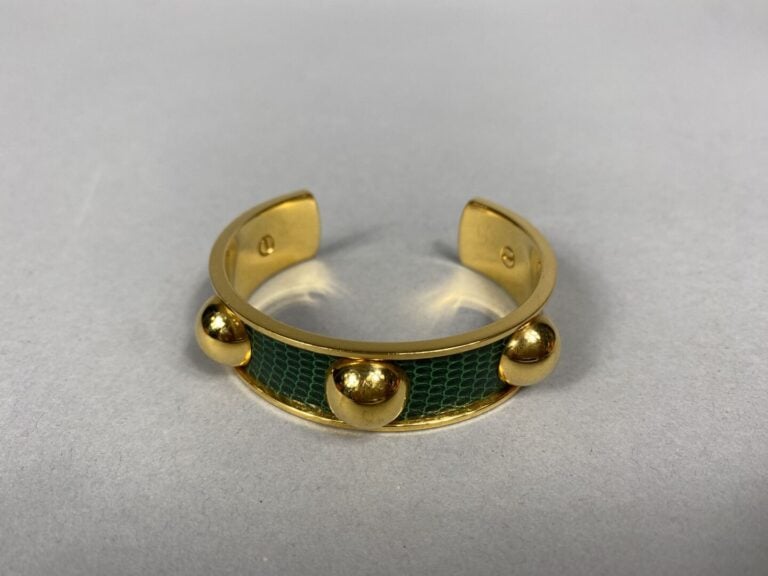 HERMÈS Paris - Bracelet jonc rigide en métal doré gainé de cuir grainé vert à m…