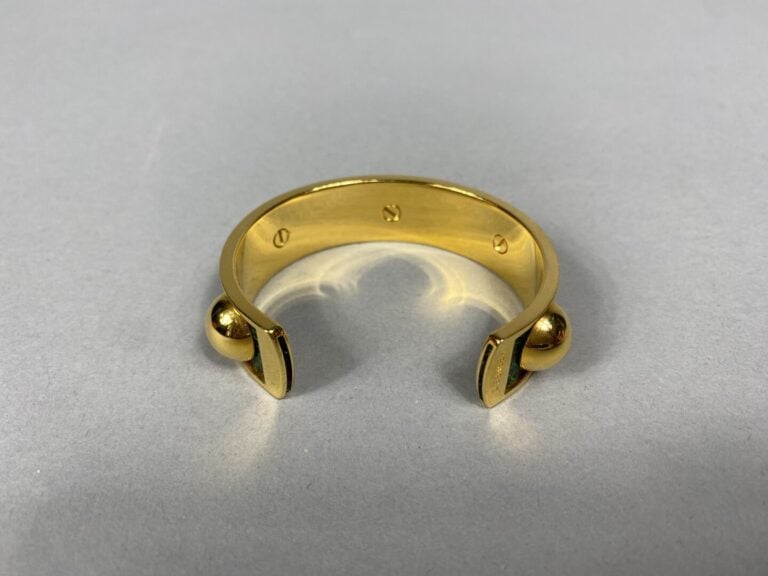 HERMÈS Paris - Bracelet jonc rigide en métal doré gainé de cuir grainé vert à m…