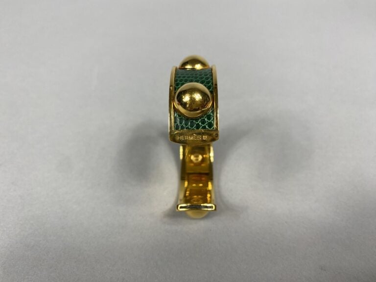HERMÈS Paris - Bracelet jonc rigide en métal doré gainé de cuir grainé vert à m…