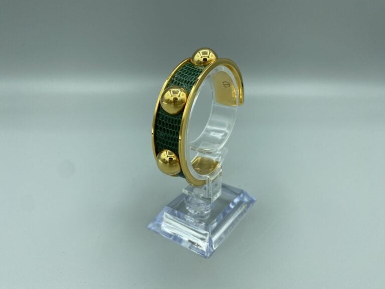 HERMÈS Paris - Bracelet jonc rigide en métal doré gainé de cuir grainé vert à m…