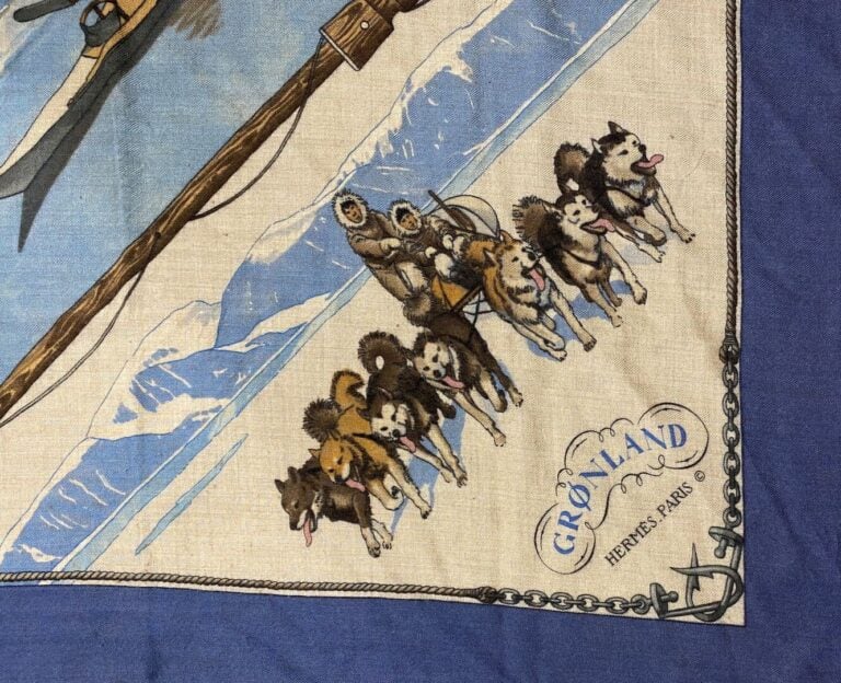 HERMÈS Paris - Carré en cachemire et soie titré "Groenland" sur fond bleu - Sig…
