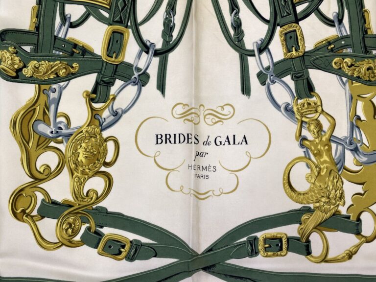 HERMÈS Paris - Carré en twill de soie à décor imprimé titré "Brides de gala" -…