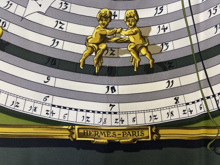 HERMÈS Paris - Carré en twill de soie à décor imprimé titré "Dies et hore" - Mo…