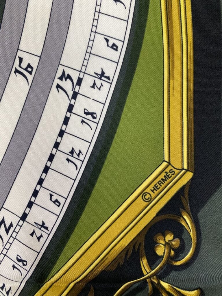 HERMÈS Paris - Carré en twill de soie à décor imprimé titré "Dies et hore" - Mo…