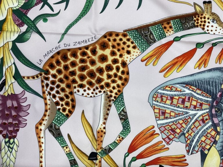 HERMÈS Paris - Carré en twill de soie à décor imprimé titré "La marche du Zambe…