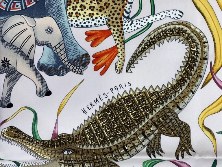 HERMÈS Paris - Carré en twill de soie à décor imprimé titré "La marche du Zambe…