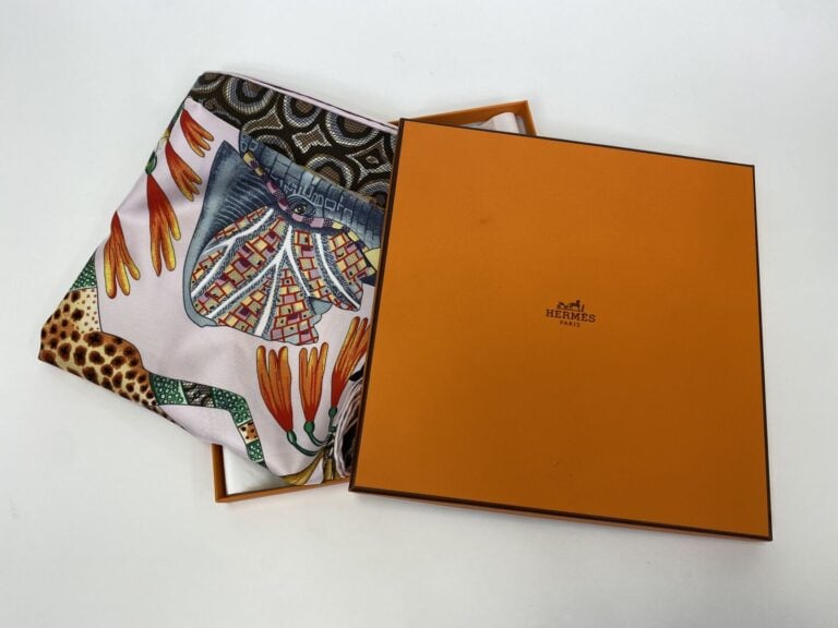 HERMÈS Paris - Carré en twill de soie à décor imprimé titré "La marche du Zambe…