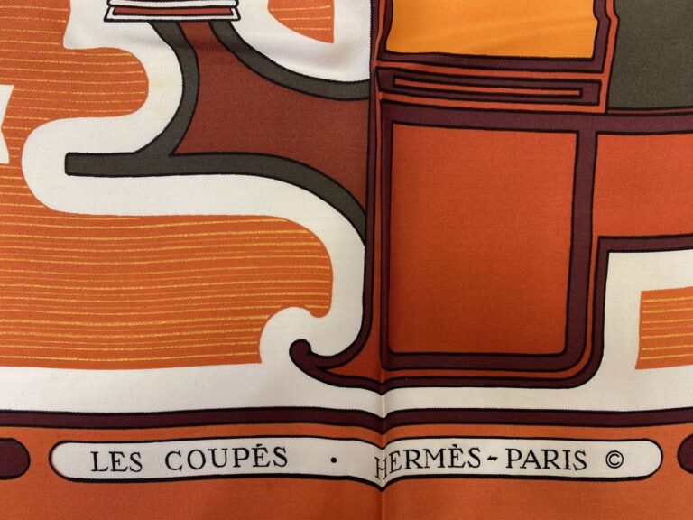 HERMÈS Paris - Carré en twill de soie à décor imprimé titré "Les coupés" - Sign…