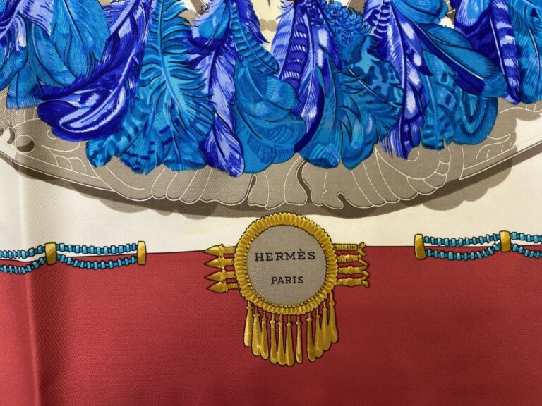 HERMÈS Paris - Carré en twill de soie à décor imprimé titré "Les Mayas" - Modèl…