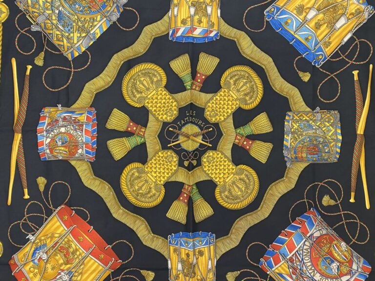 HERMÈS Paris - Carré en twill de soie à décor imprimé titré "Les tambours" - Mo…