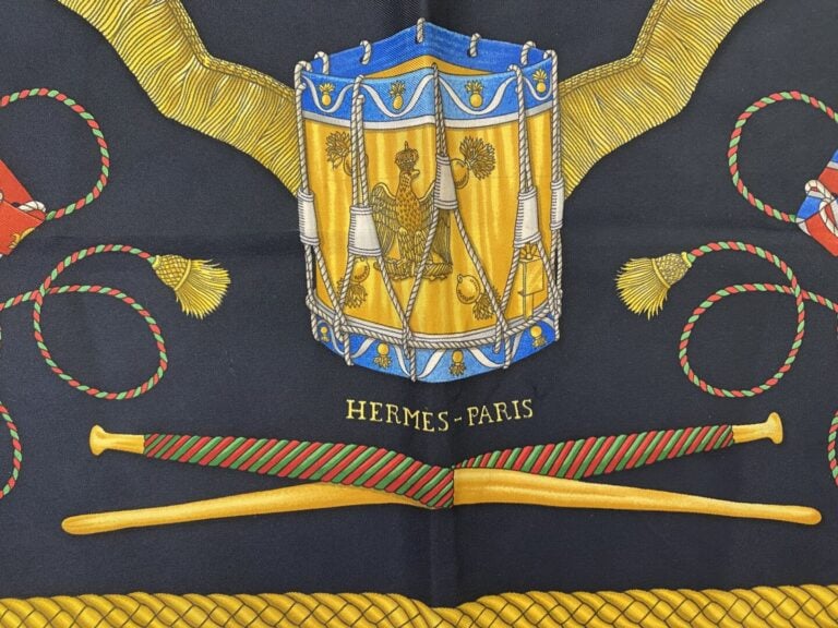 HERMÈS Paris - Carré en twill de soie à décor imprimé titré "Les tambours" - Mo…