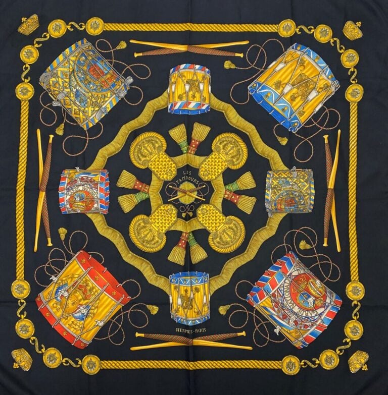 HERMÈS Paris - Carré en twill de soie à décor imprimé titré "Les tambours" - Mo…