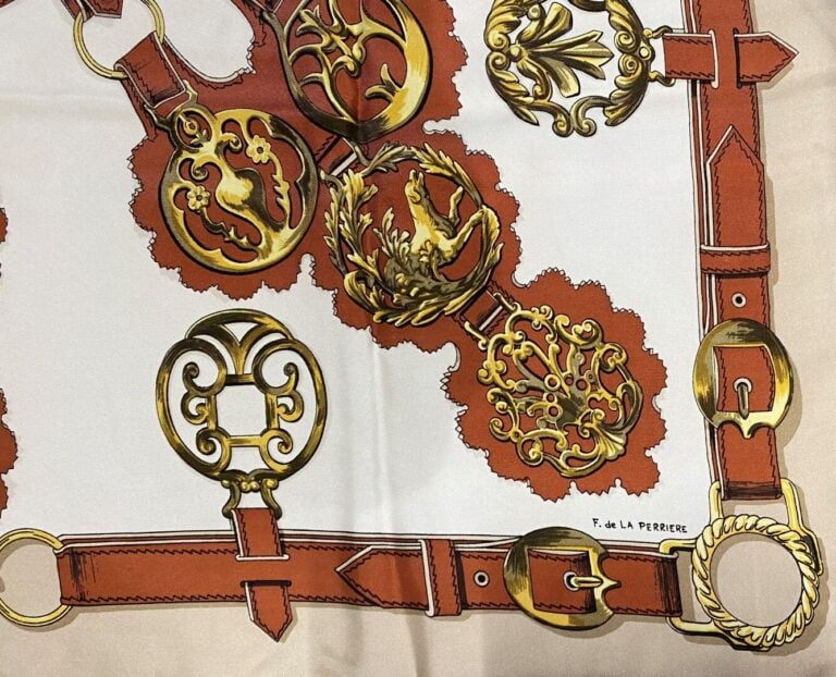 HERMÈS Paris - Carré en twill de soie imprimé titré "Cuivreries" - Signé F; de…