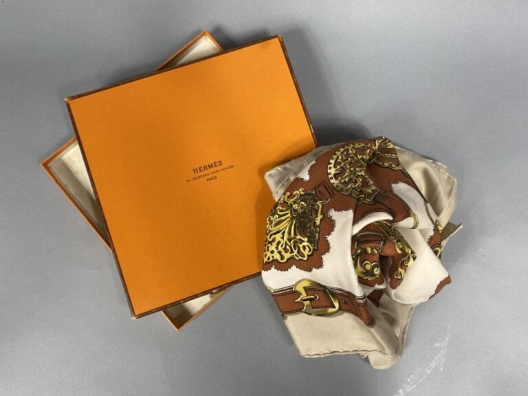 HERMÈS Paris - Carré en twill de soie imprimé titré "Cuivreries" - Signé F; de…