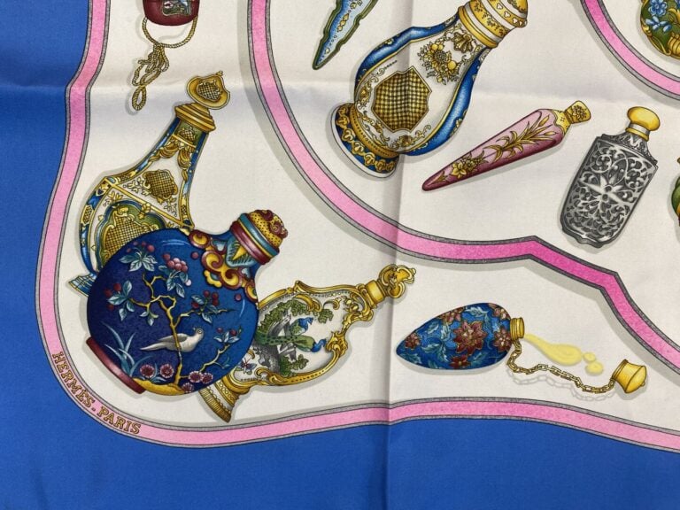 HERMÈS Paris - Carré en twill de soie imprimé titré "Qu'importe le flacon...Pou…