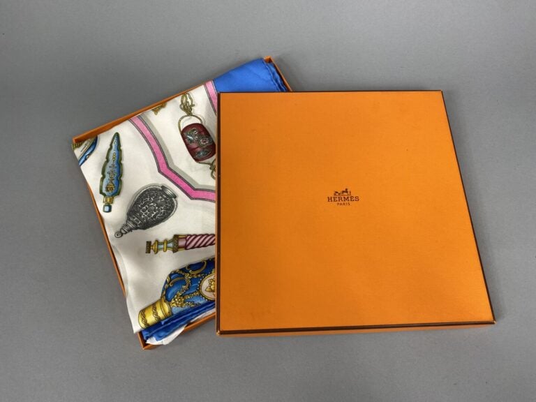 HERMÈS Paris - Carré en twill de soie imprimé titré "Qu'importe le flacon...Pou…