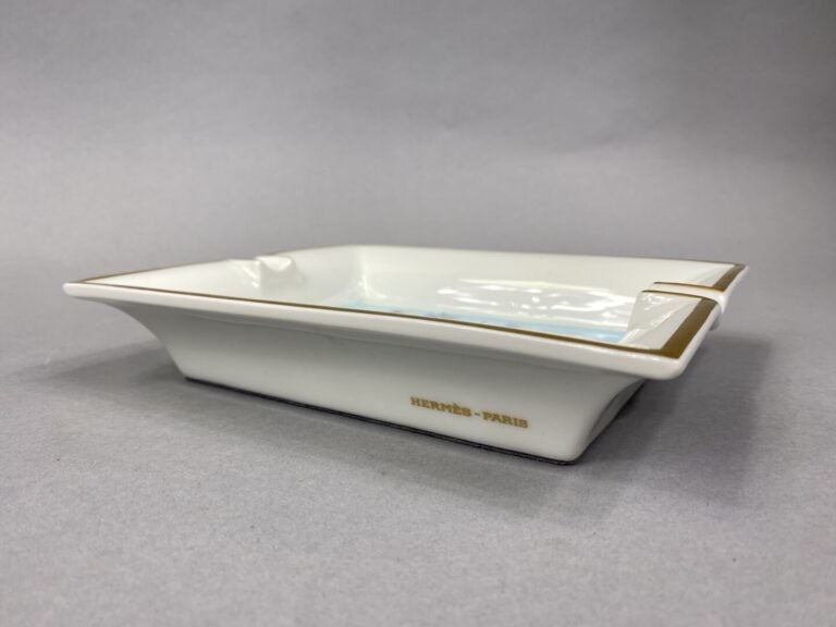 HERMÈS Paris - Cendrier rectangulaire en porcelaine à décor polychrome de batea…