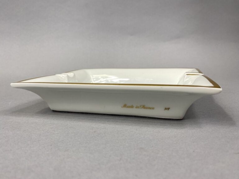 HERMÈS Paris - Cendrier rectangulaire en porcelaine à décor polychrome de batea…