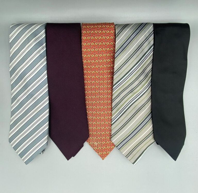 HERMÈS Paris - Lot de cinq cravates en soie à rayures, à motifs ou unie noire…