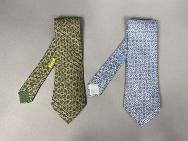 HERMÈS Paris - Lot de deux cravates en soie à motifs stylisés sur fond bleu