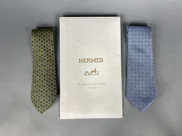 HERMÈS Paris - Lot de deux cravates en soie à motifs stylisés sur fond bleu