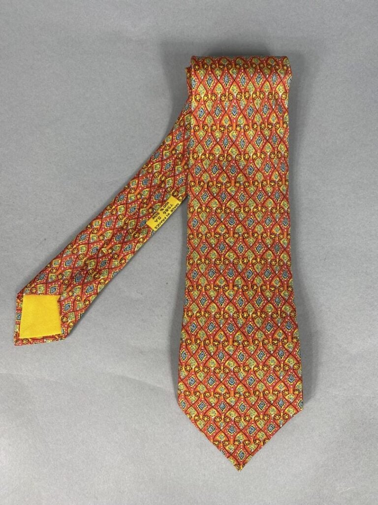 HERMÈS Paris - Lot de deux cravates en soie à motifs stylisés sur fond marine o…