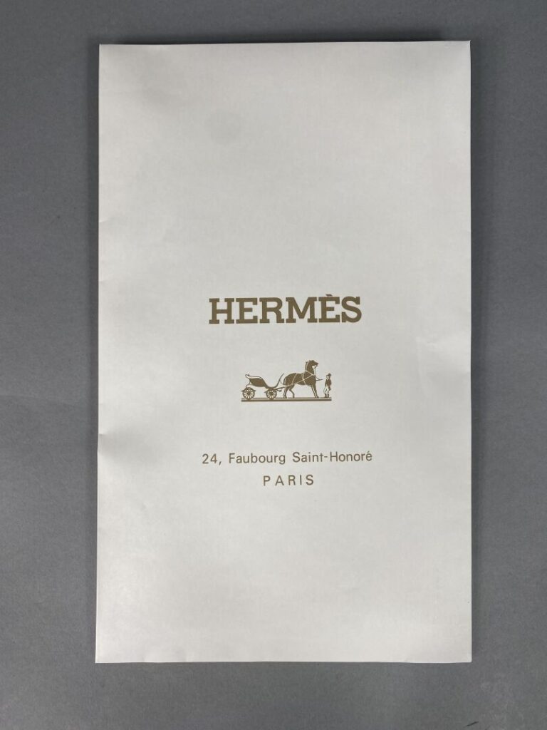 HERMÈS Paris - Lot de deux cravates en soie à motifs stylisés sur fond marine o…