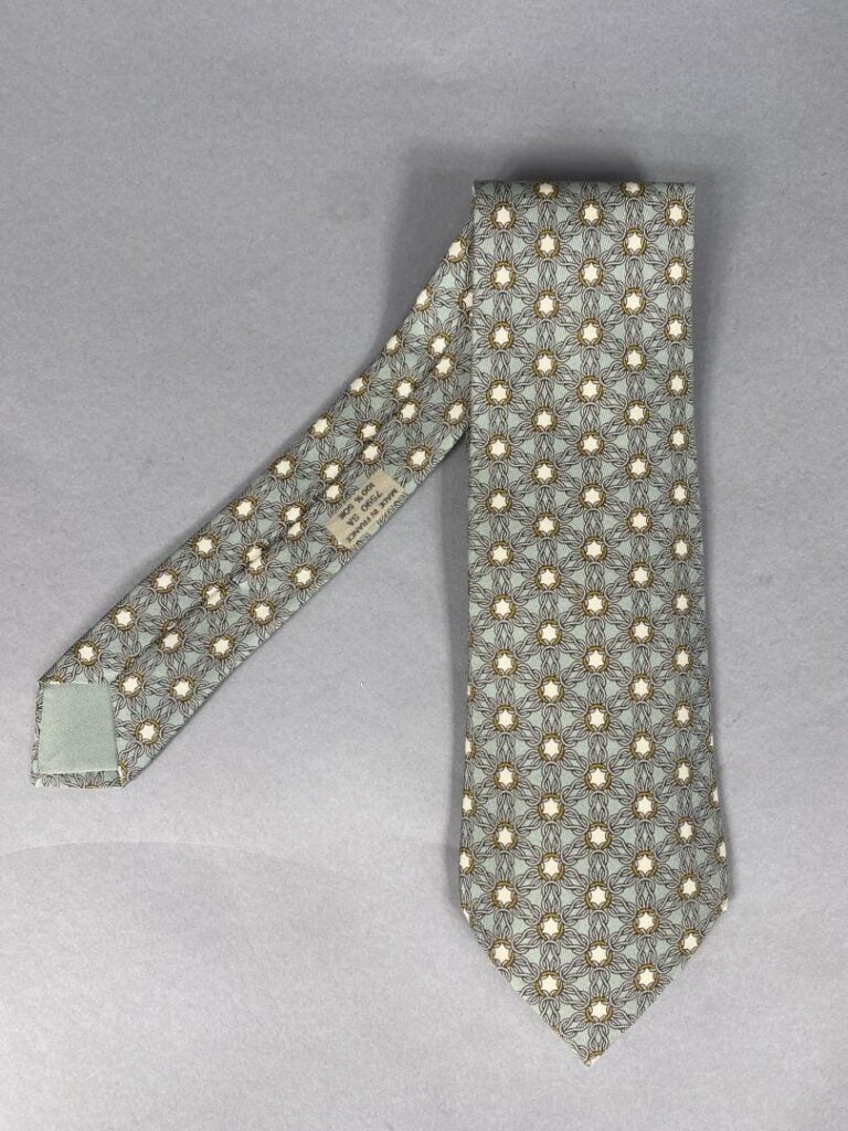 HERMÈS Paris - Lot de deux cravates en soie à motifs stylisés sur fond vert ama…