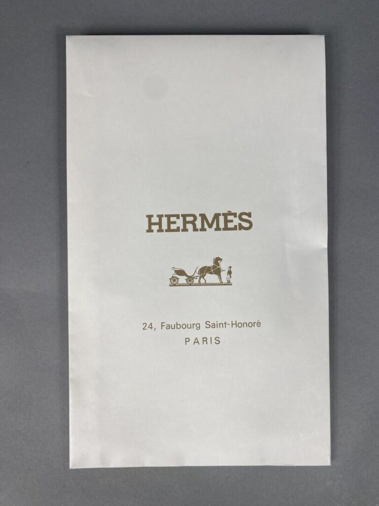 HERMÈS Paris - Lot de deux cravates en soie à motifs stylisés sur fond vert ama…