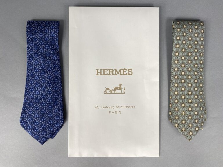 HERMÈS Paris - Lot de deux cravates en soie à motifs stylisés sur fond vert ama…