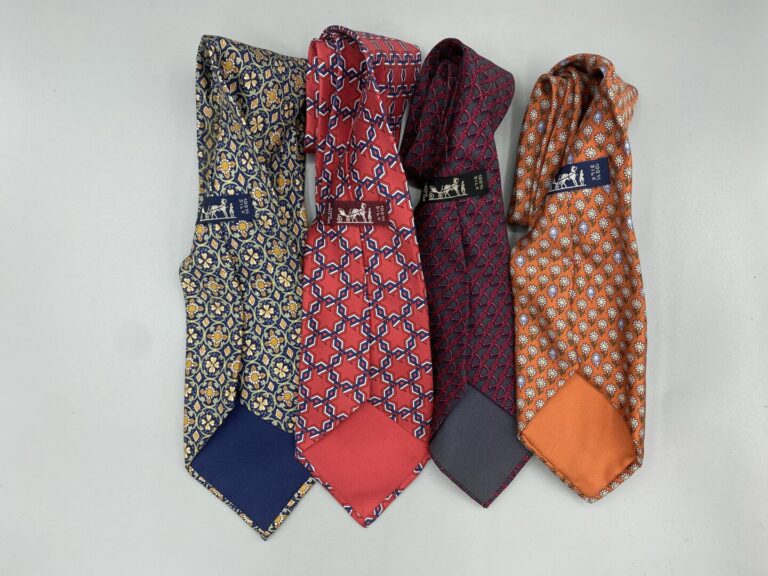 HERMÈS Paris - Lot de quatre cravates en soie à motifs géométriques, boucles de…