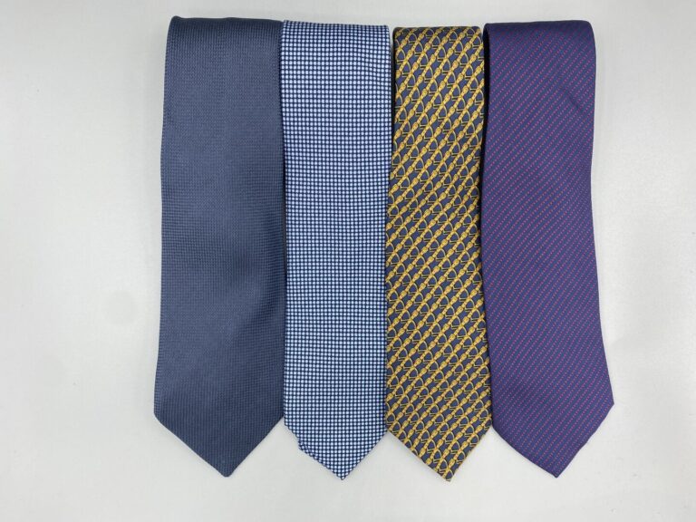 HERMÈS Paris - Lot de quatre cravates en soie à motifs géométriques, boucles de…