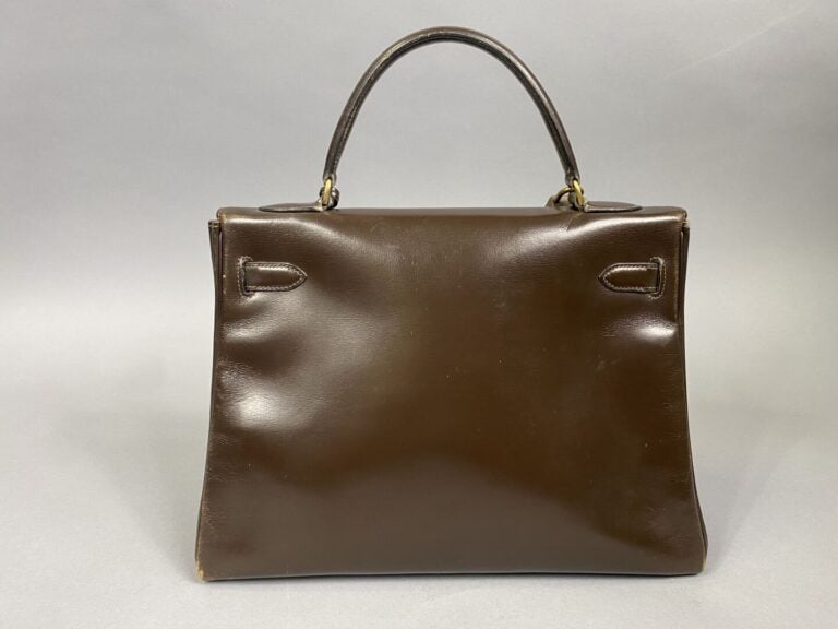 HERMÈS Paris - Sac "Kelly retourné" 32 cm en box chocolat, attributs dorés - Ca…