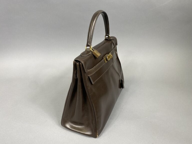 HERMÈS Paris - Sac "Kelly retourné" 32 cm en box chocolat, attributs dorés - Ca…