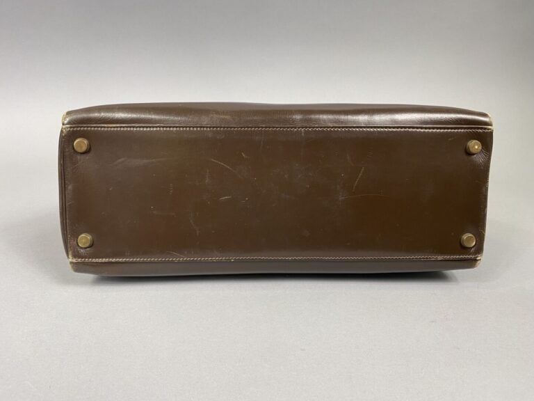 HERMÈS Paris - Sac "Kelly retourné" 32 cm en box chocolat, attributs dorés - Ca…