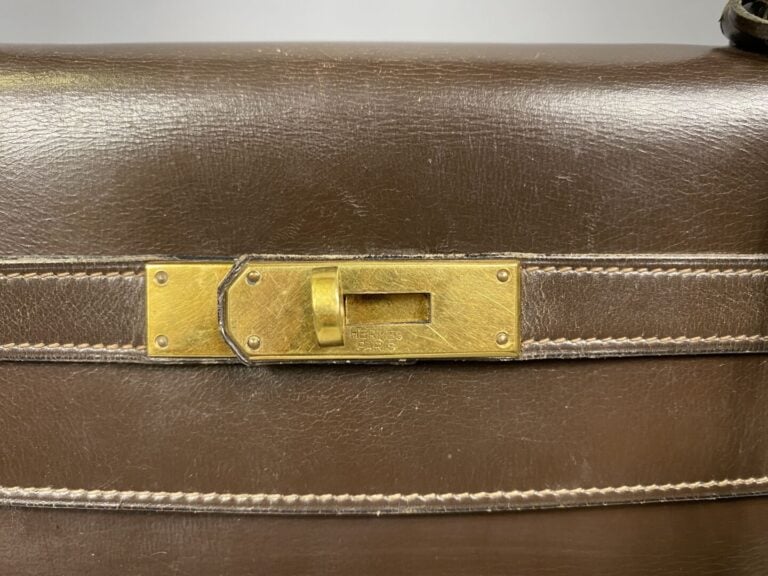 HERMÈS Paris - Sac "Kelly retourné" 32 cm en box chocolat, attributs dorés - Ca…