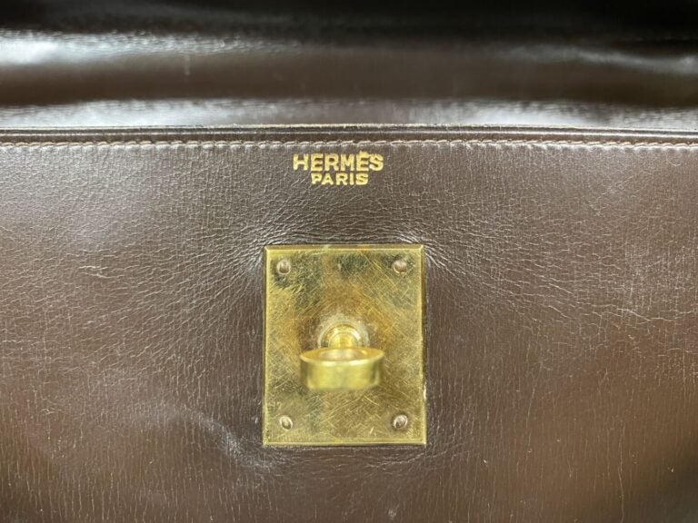 HERMÈS Paris - Sac "Kelly retourné" 32 cm en box chocolat, attributs dorés - Ca…