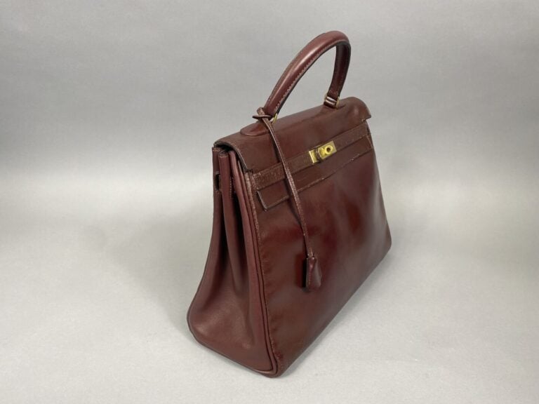 HERMÈS Paris - Sac "Kelly retourné" 35 cm en cuir bordeaux, attrituts dorés - P…