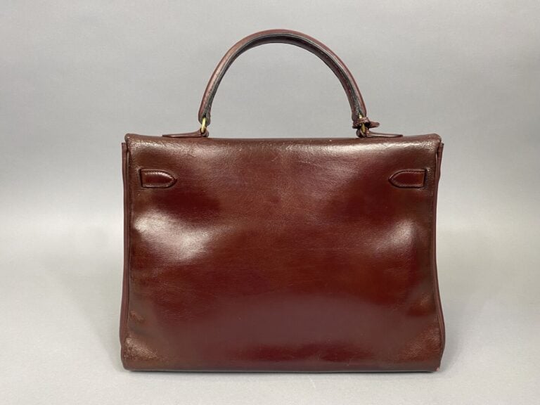 HERMÈS Paris - Sac "Kelly retourné" 35 cm en cuir bordeaux, attrituts dorés - P…