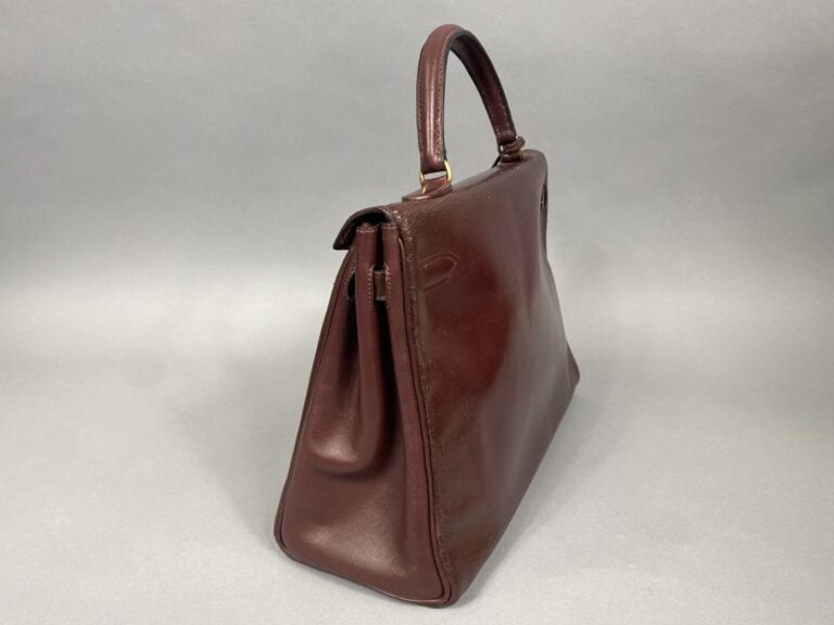 HERMÈS Paris - Sac "Kelly retourné" 35 cm en cuir bordeaux, attrituts dorés - P…