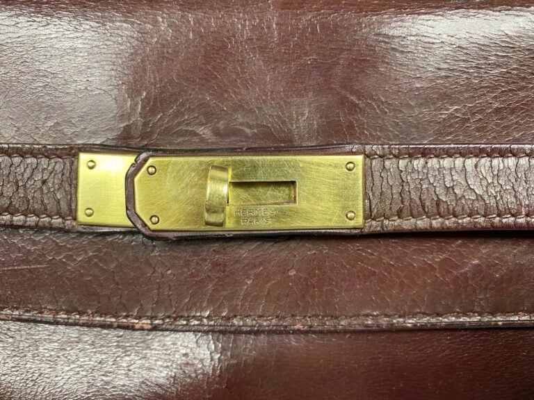 HERMÈS Paris - Sac "Kelly retourné" 35 cm en cuir bordeaux, attrituts dorés - P…