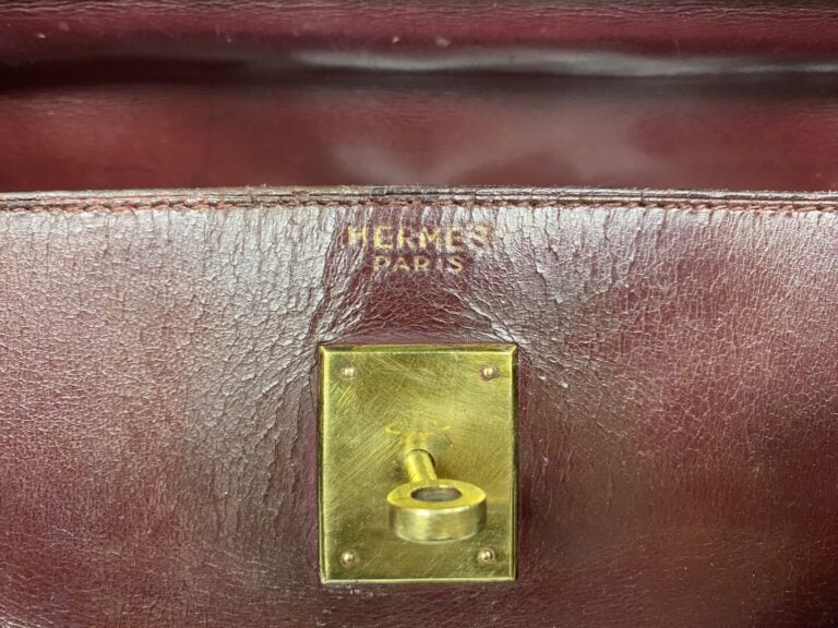HERMÈS Paris - Sac "Kelly retourné" 35 cm en cuir bordeaux, attrituts dorés - P…
