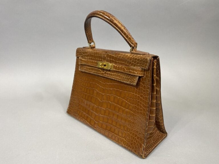 HERMÈS Paris - Sac "Kelly sellier" 29 cm en crocodile miel, attaches et fermoir…
