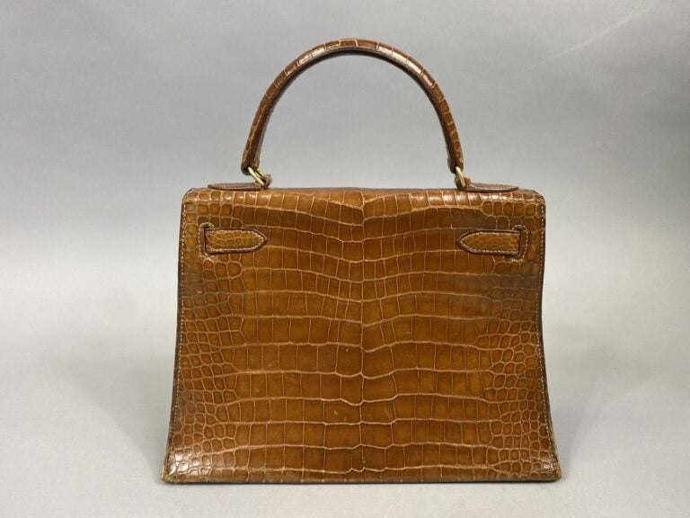 HERMÈS Paris - Sac "Kelly sellier" 29 cm en crocodile miel, attaches et fermoir…