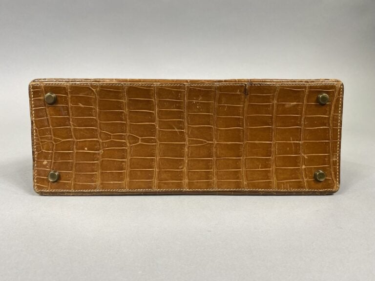 HERMÈS Paris - Sac "Kelly sellier" 29 cm en crocodile miel, attaches et fermoir…