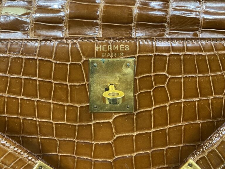 HERMÈS Paris - Sac "Kelly sellier" 29 cm en crocodile miel, attaches et fermoir…