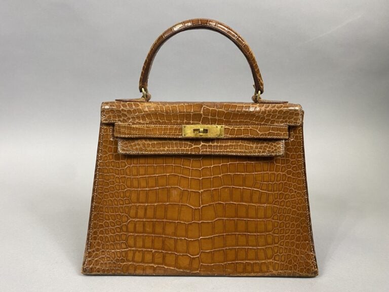HERMÈS Paris - Sac "Kelly sellier" 29 cm en crocodile miel, attaches et fermoir…